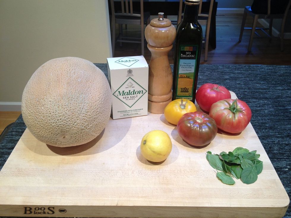 Gather your ingredients. If you have a kitchen scale, go ahead and weigh the fruit. Make sure you have about 3 pounds of cantaloupe and 1.5 pounds of tomatoes.