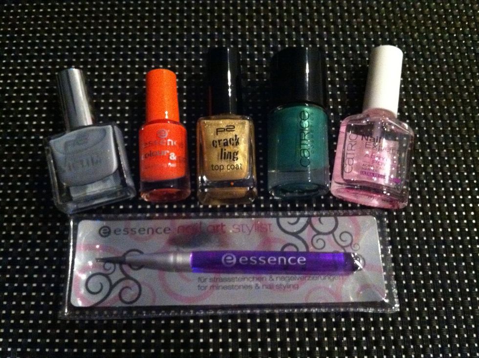 Gather your materials. I am using: P2 #542 'arctic', Essence #93 'c'est la vie', P2 #030 'golden rush', Catrice #740 'King of Greens', Catrice top coat and dotter from Essence.