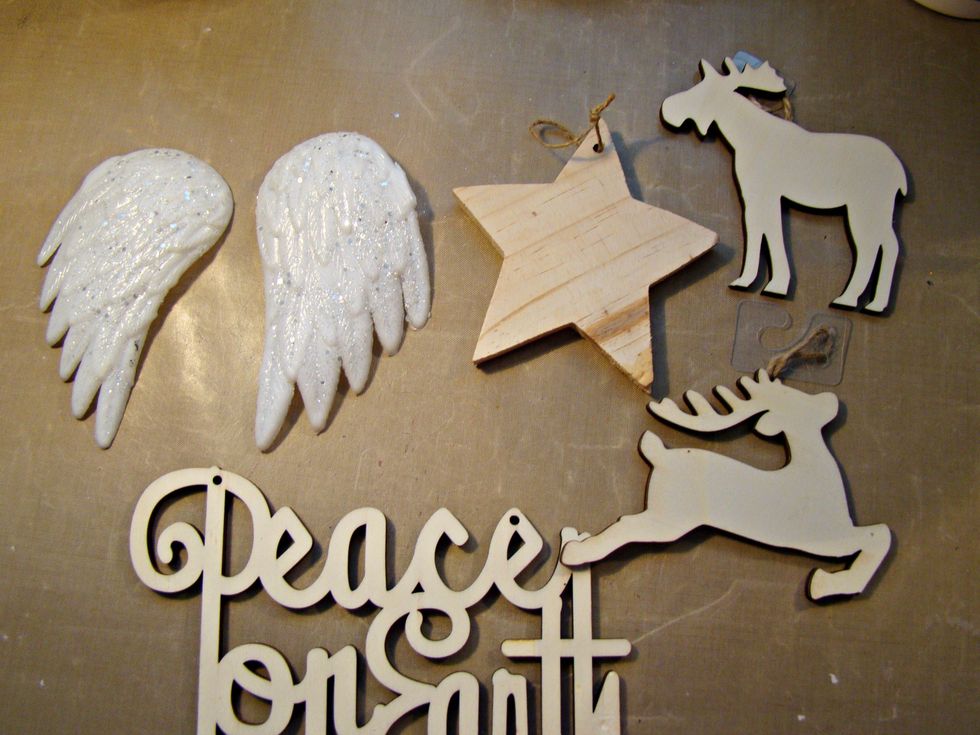 Gather your ornaments or wood pieces to decide which one you want to display in your diorama. I chose the angel wings.