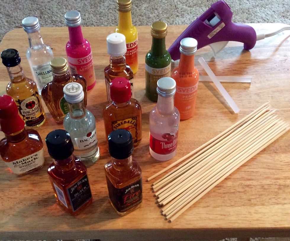 Gather your supplies. Booze bouquets are completely customizable and they're great for any occasion, so your supplies may vary by bouquet. Here are the basics to get you started.