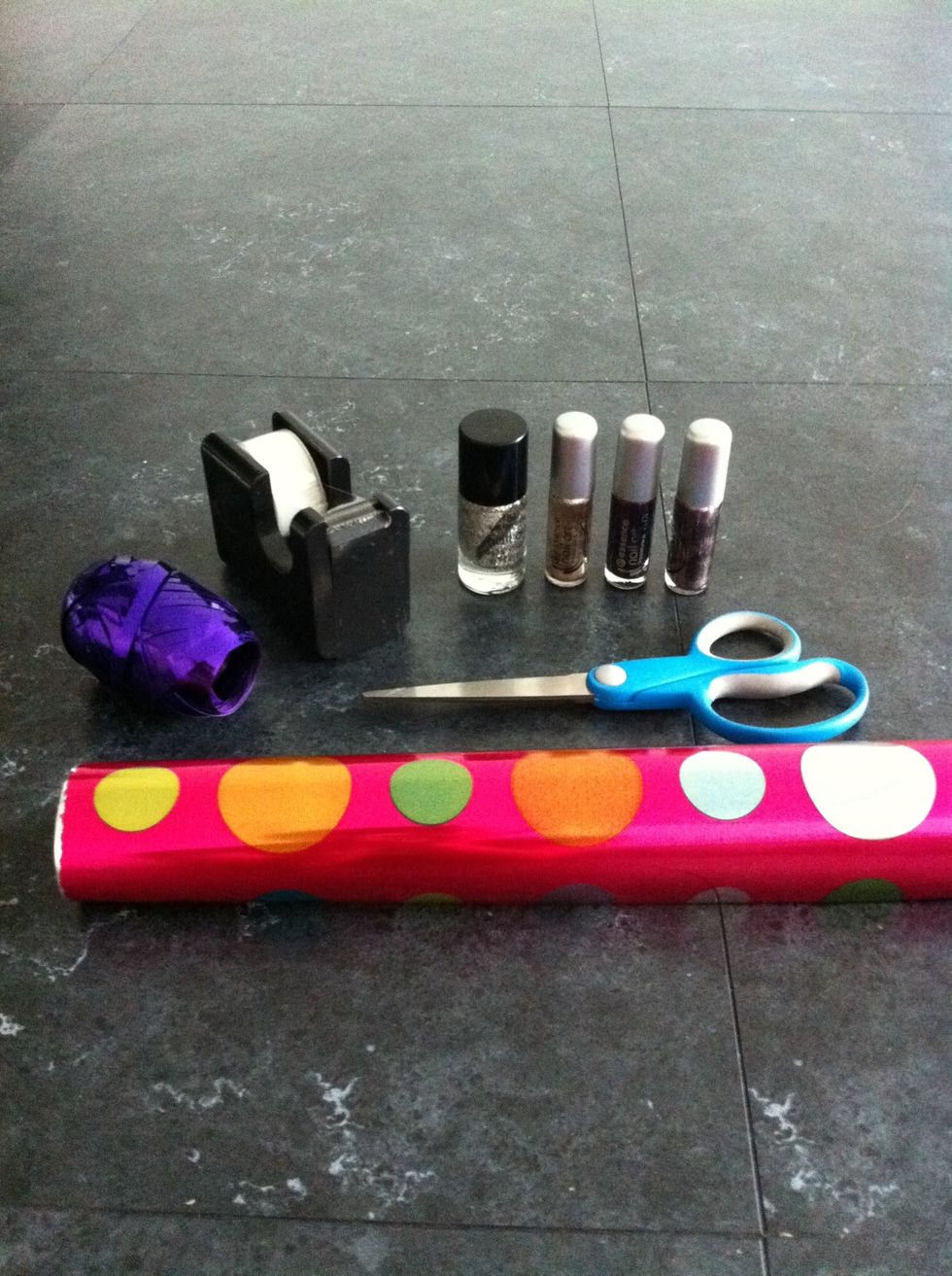 Gather your supplies. Tip: use different kinds of colourful wrapping papers for a more colourful effect :-)!