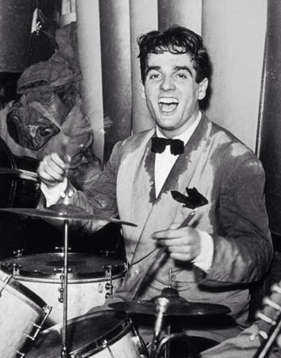 Gene Krupa va viure els anys 1909-1973. Va ser un fam\u00f3s m\u00fasic i bateria de Jazz i Big Band reconegut pel seu en\u00e8rgic i brillant estil de tocar. Aqu\u00ed podem veure a Gene Krupa tocant la bateria.