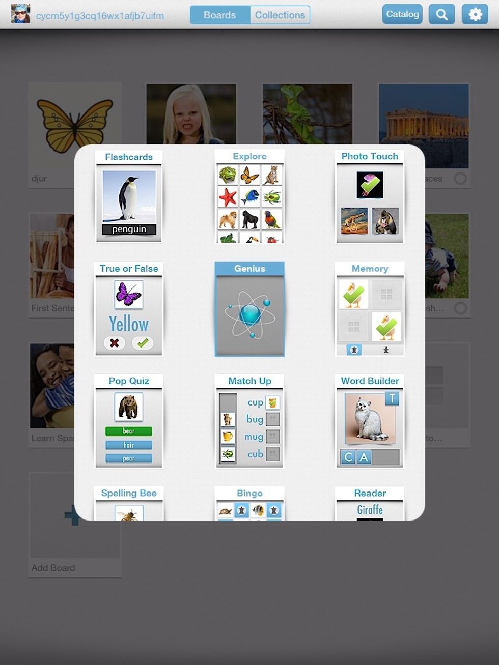 Genom att peka p\u00e5 en upps\u00e4ttning bilder (board) v\u00e4ljer man vilket tema spelet/\u00f6vningen ska ha. Jag pekade p\u00e5 Praxis i f\u00f6rra vyn. N\u00e4sta vy \u00e4r att v\u00e4lja vilket spel man vill spela. Det finns 13 mallar.