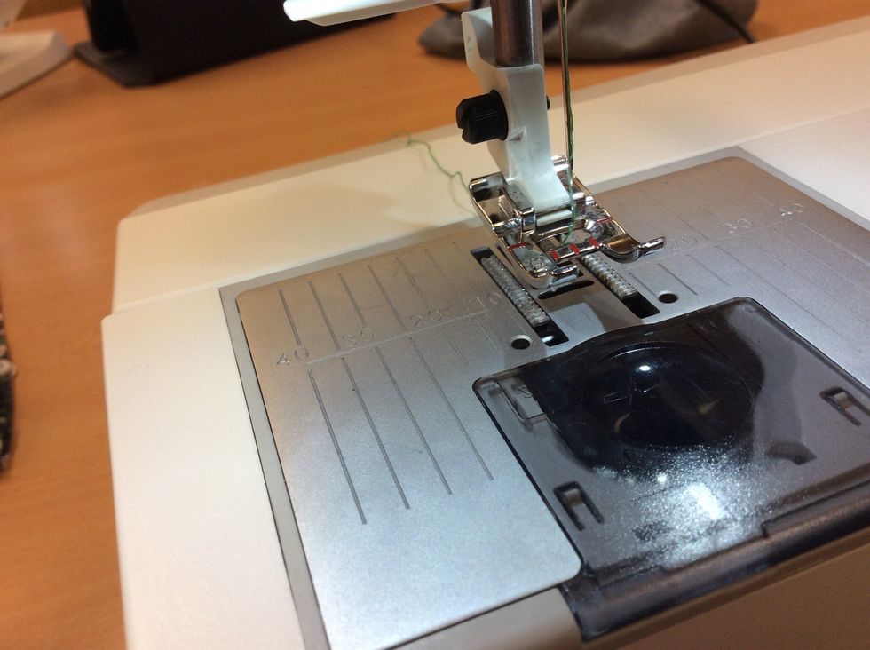 Genom n\u00e5len och under pressarfoten.