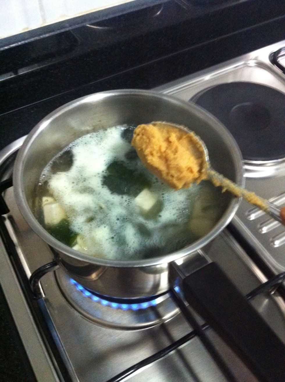 Gently dissolve 3 tbsp of miso 60 g.