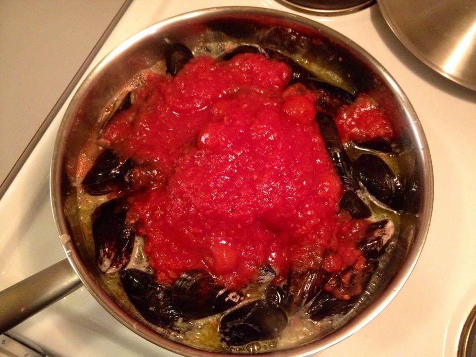 Gently stir so that all the mussels come in contact with the tomatoes.