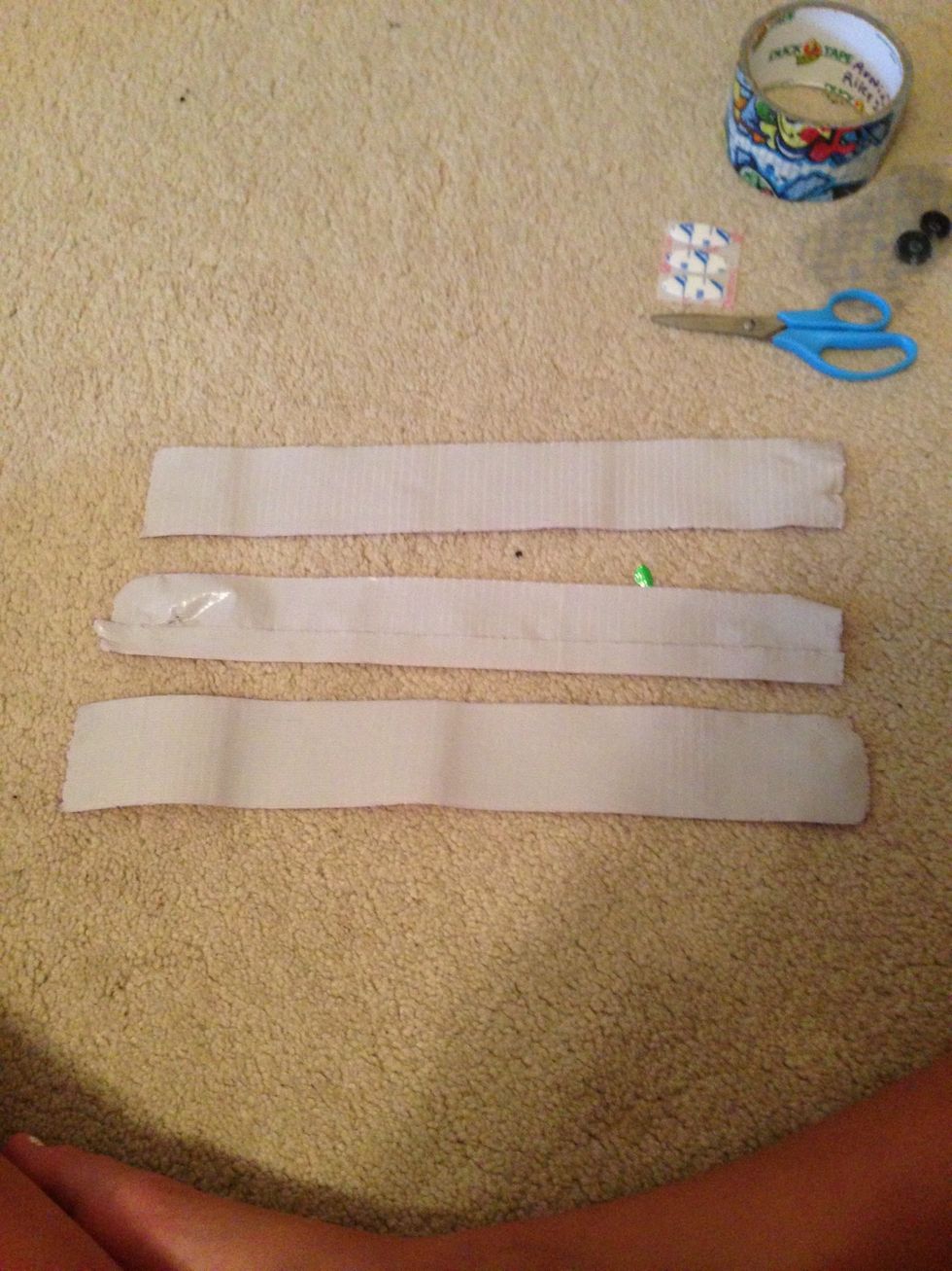 Get 3-4 strips of 1 colored duck tape