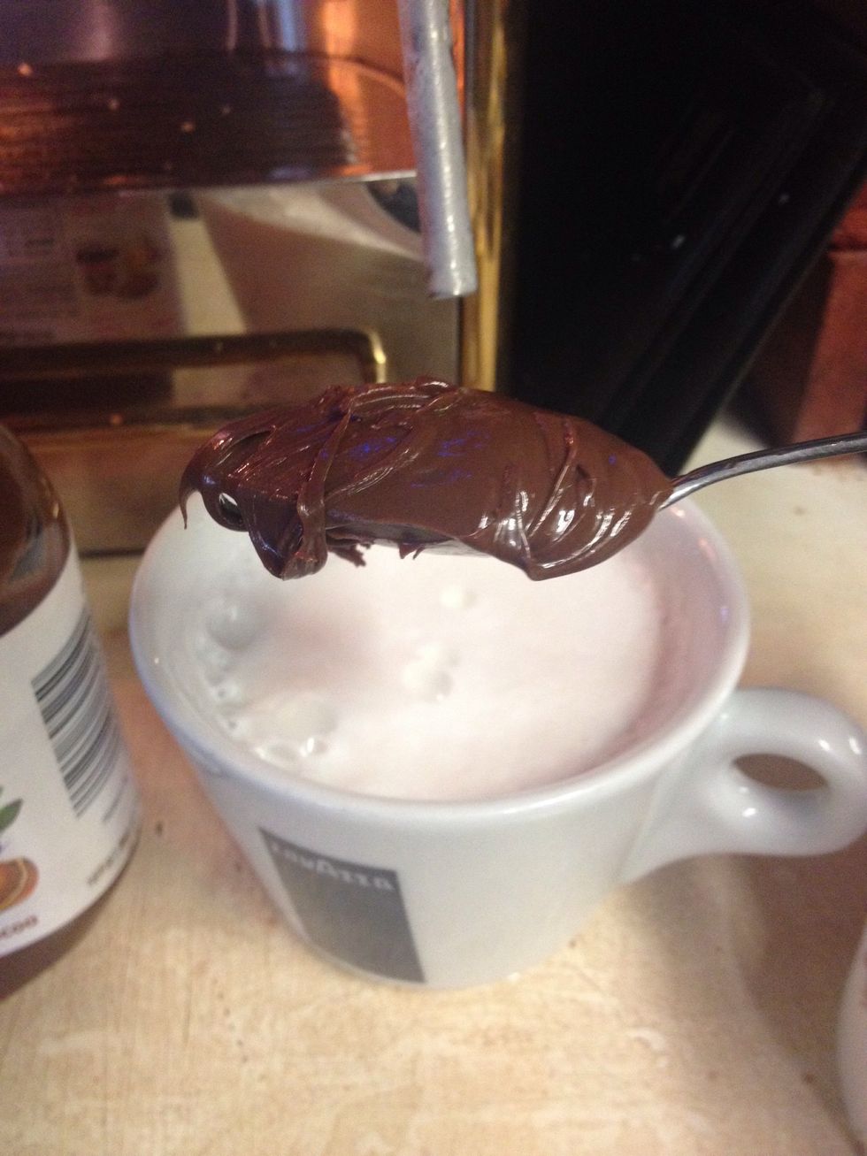 Get a big dollop of Nutella on a teaspoon