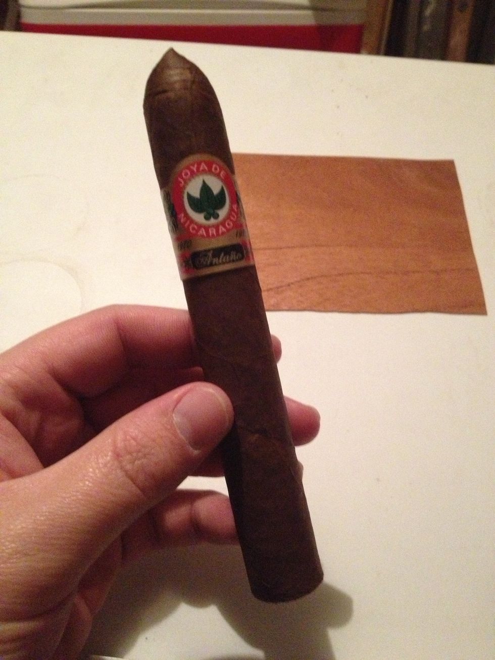 Get a premium cigar, not a cheap throw-away like Swisher Sweets or Black n Mild, here I have a Joya de Nicaragua.
