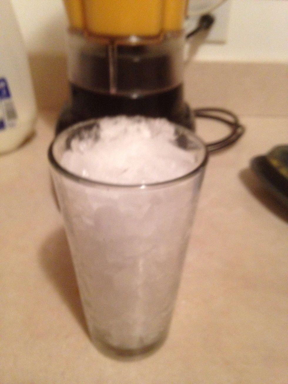 Get one glass of crushed ice