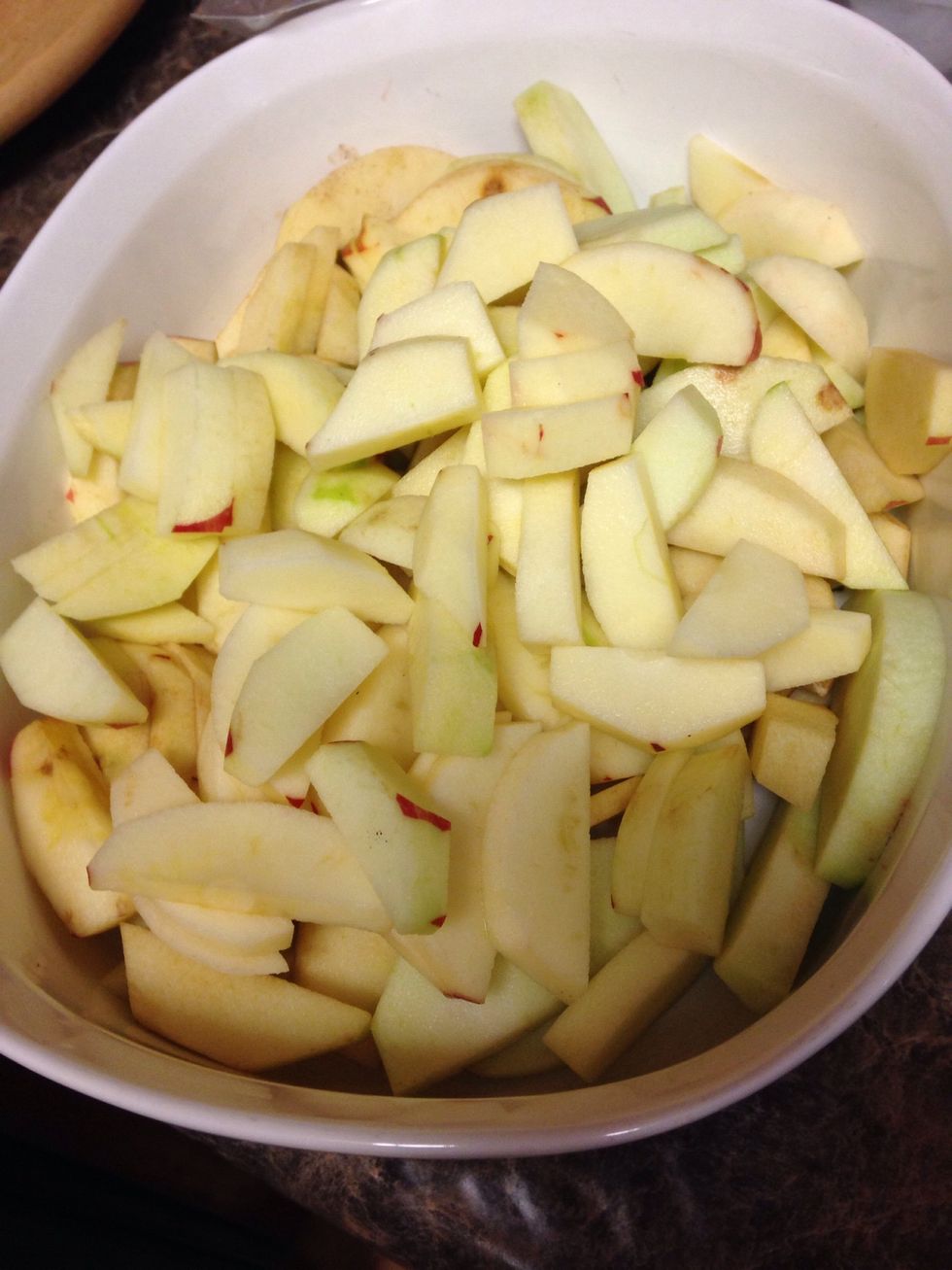Get out a casserole pan or baking dish here I'm using a 9" pan, but you can fudge it with a larger, shallower pan. Peel, core and chop your apples into thin wedges.