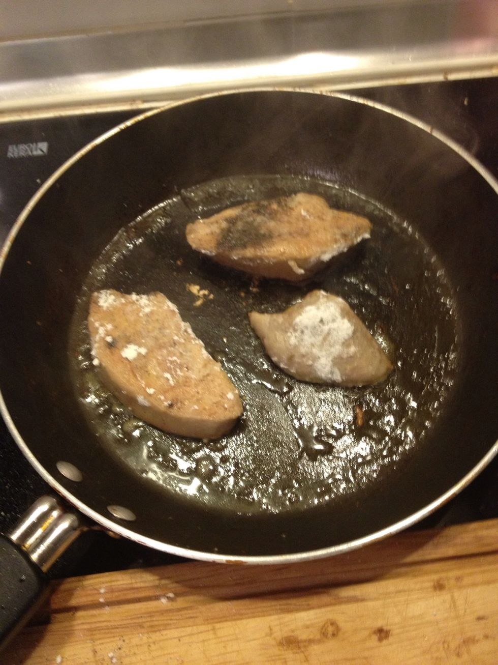Get rid of excess flour. Pan fry the foie gras. Each side for 1/2-1min. On medium heat. No need to use any oil or fat, as foie gras is almost 80% fat anyway.