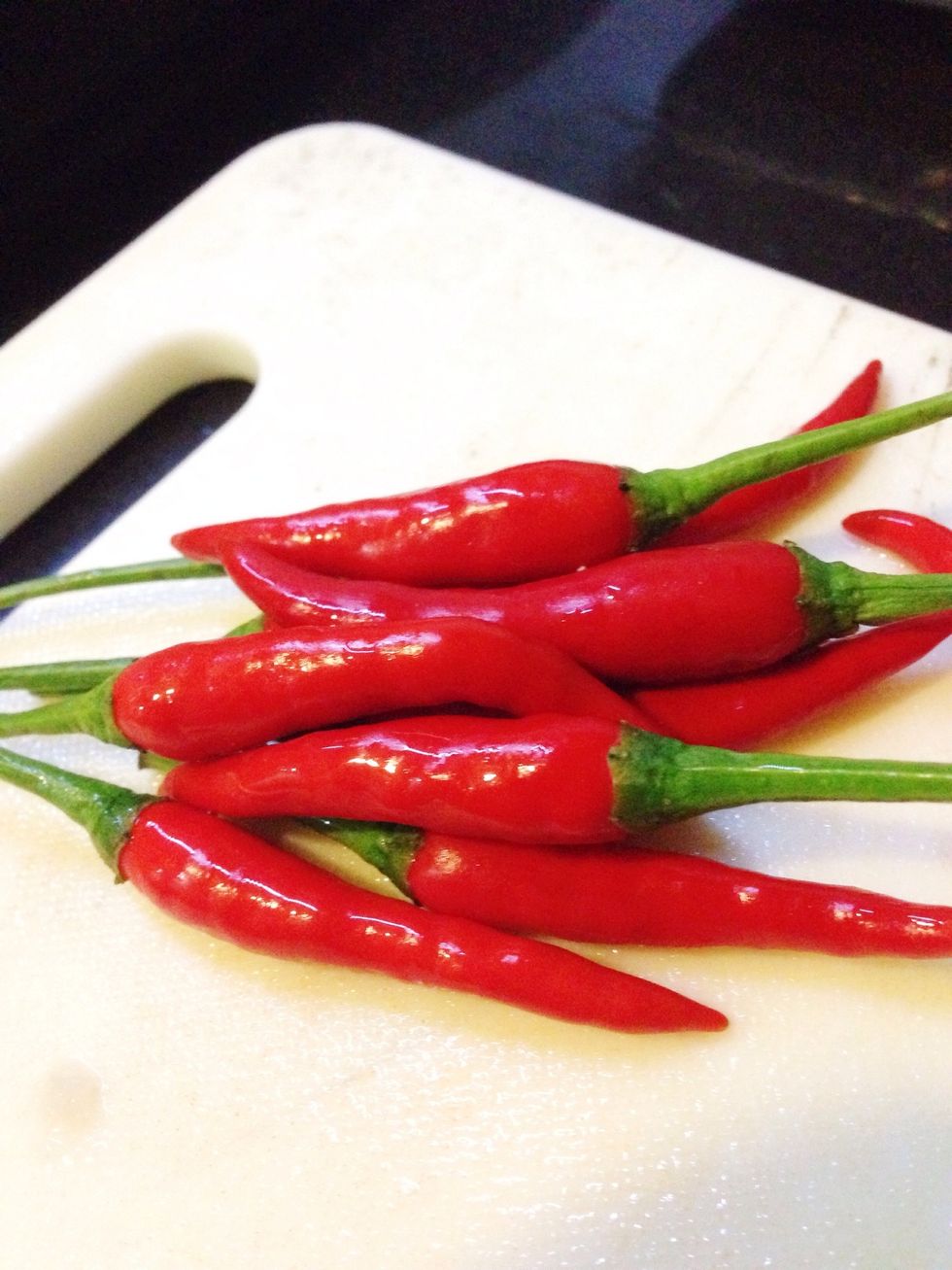 Get rid of the chili stems and wash the chilis in running water. Cut the chilis into small slices