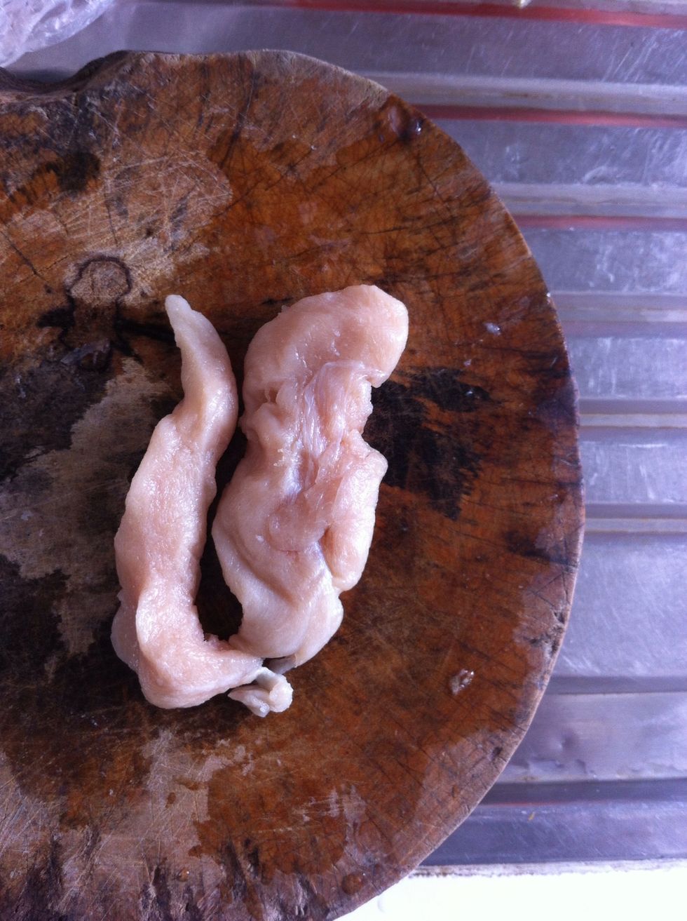 Get the breast chicken ready in a plate, and flat the fillet with a knife or else.