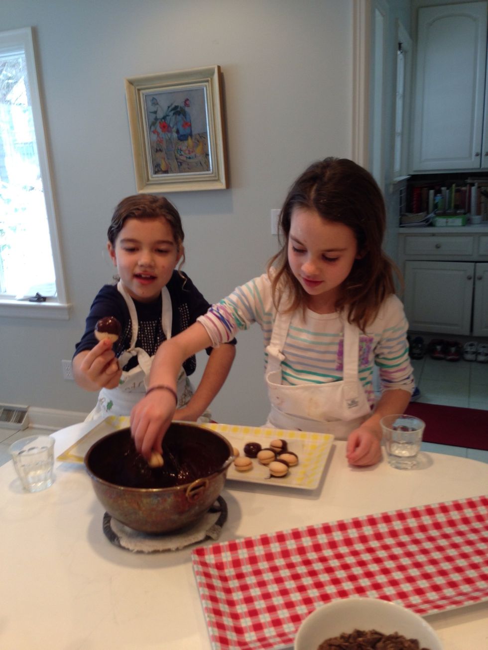 Get those Amelias and start dipping! Stir the choc once in a while. Hildegard has the technique down!