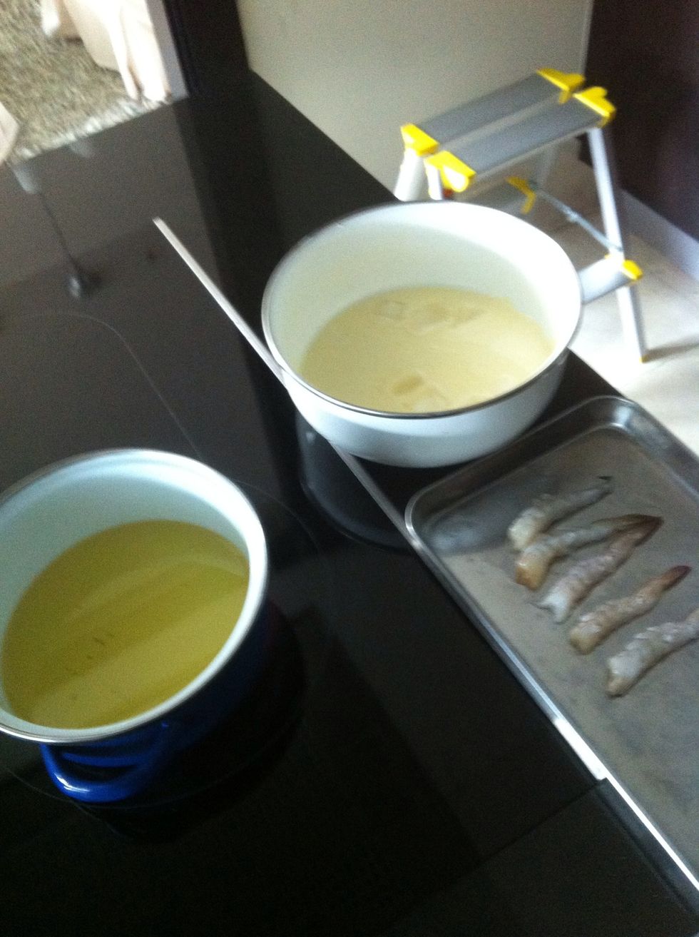 Get ur oil up to 170c to 180 c dip ur prawn in the batter and fried   While the prawn is in there use ur hand to sprinkle the batter on top on the prawns this will give the volume to the tempura