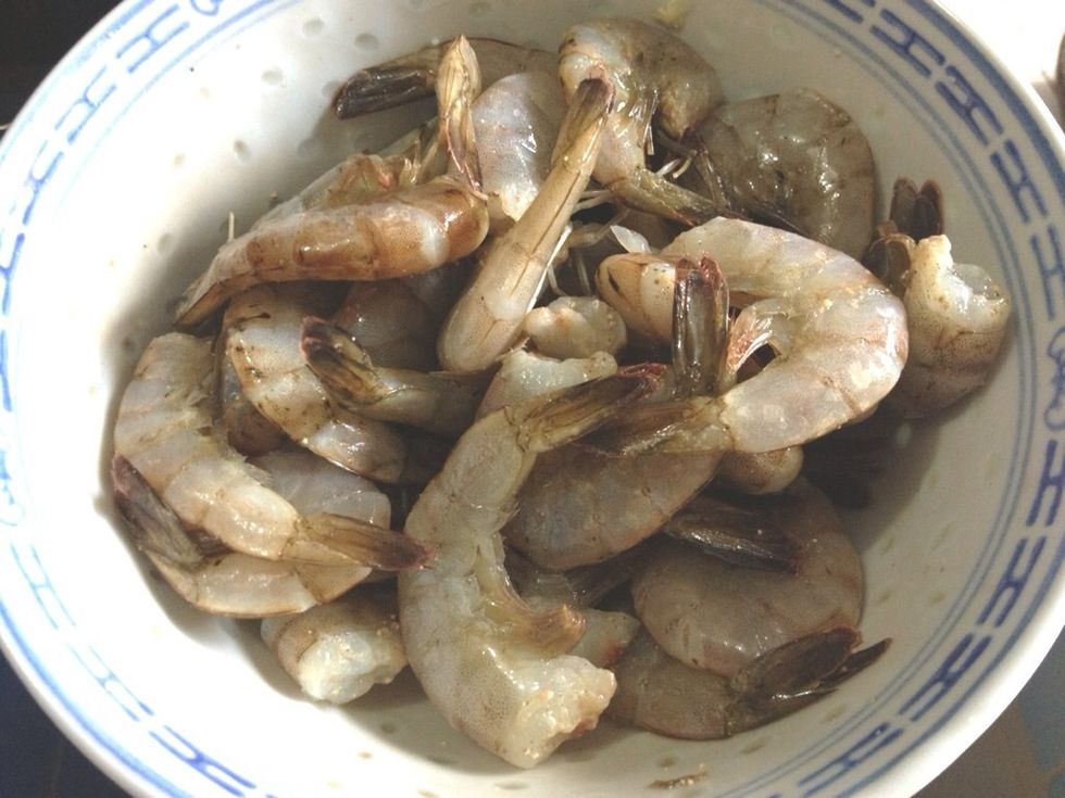 Get ur shrimp. It would be the best if you marinate the shrimp with salt and white pepper, and put it in the fridge for about 30 mnts