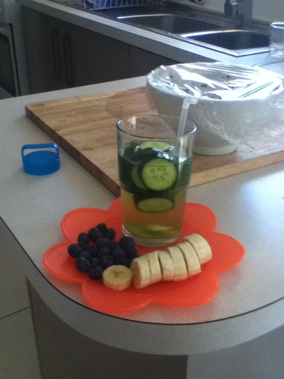 Get your drink out of the fridge once the ice is ready and put it in mine didn't work