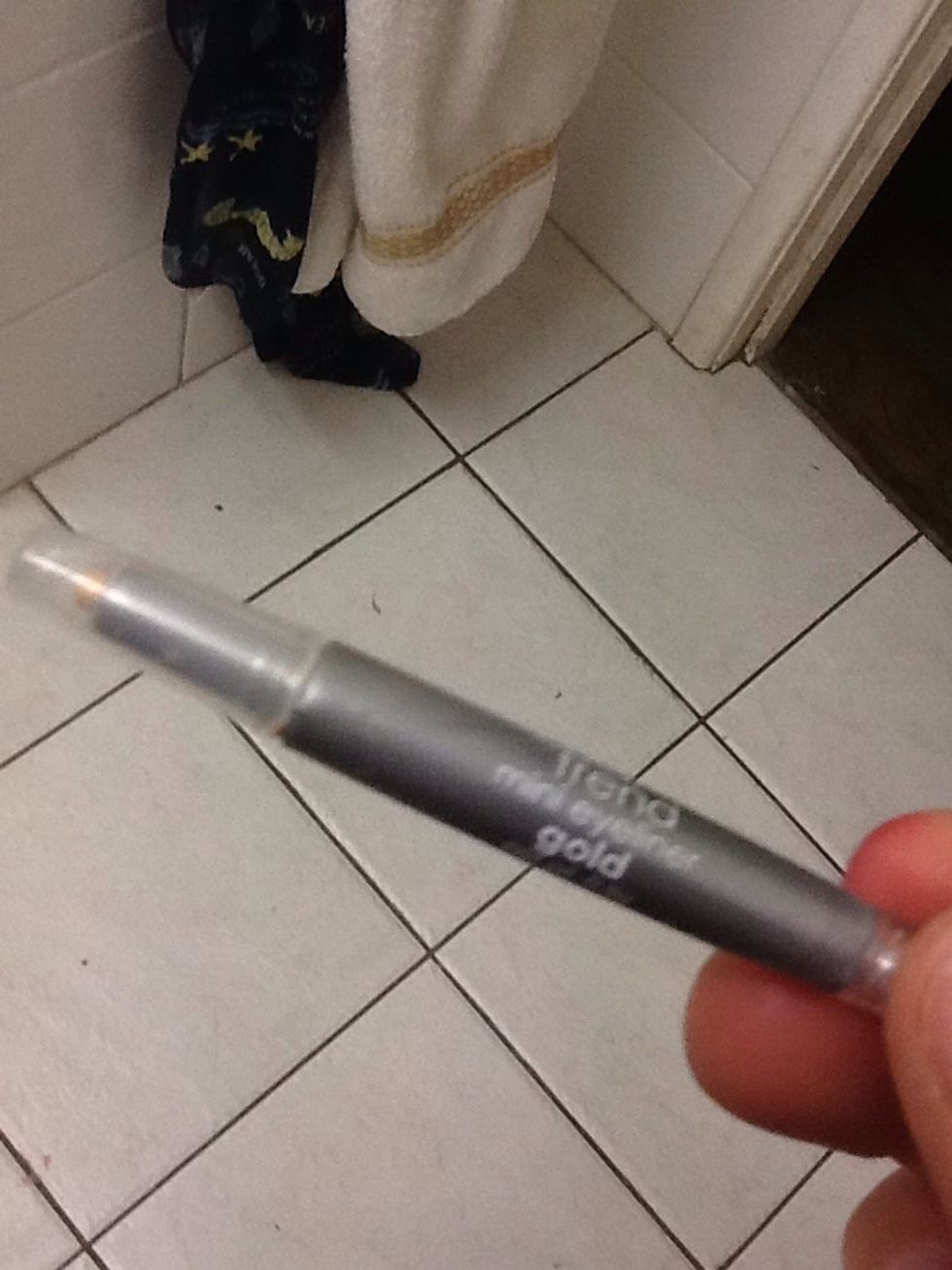 Get your gold eyeliner