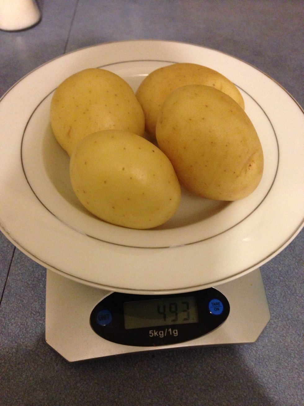 Get your potatoes! (I used more than 450g, but I was too lazy to make it precise)