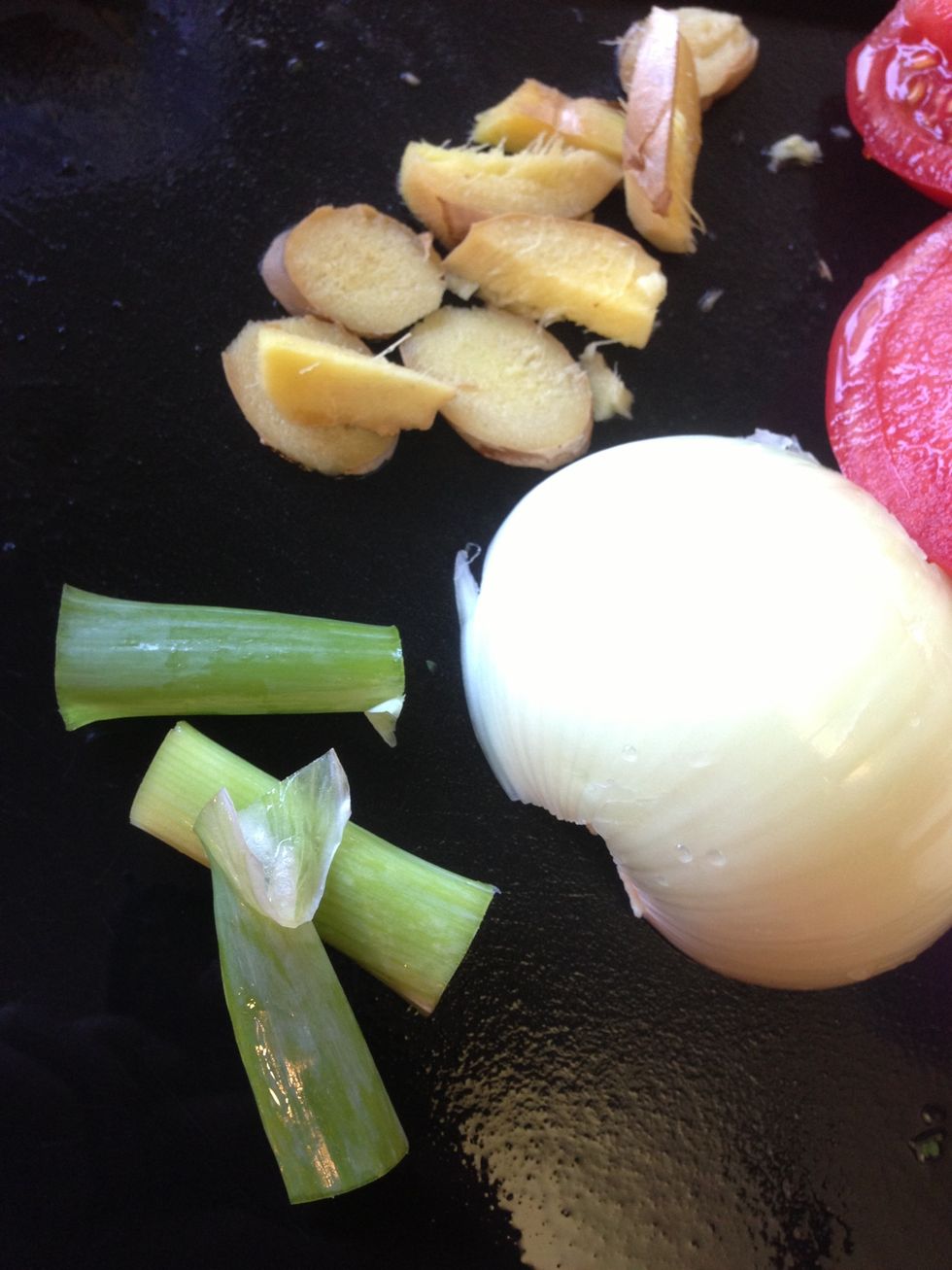 Ginseng into slices and green onions into little bits here I'm cutting them into bigger pieces because my dad hates them so it will be easier for him to pick out