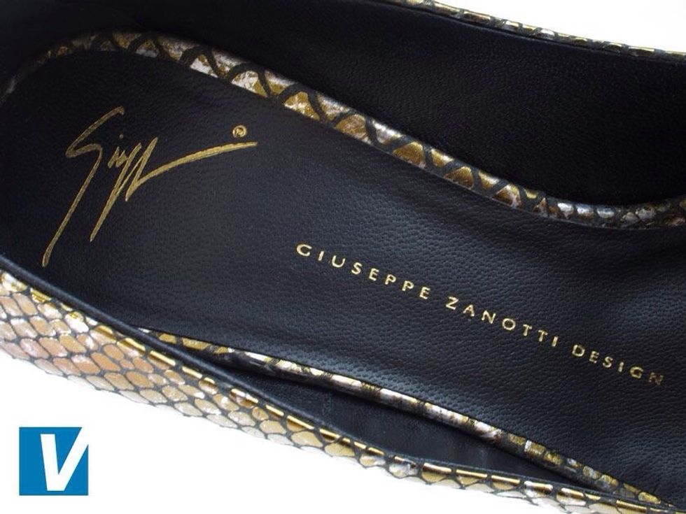 Giuseppe Zanotti shoe insoles usually feature the words 'GIUSEPPE ZANOTTI DESIGN'. Check that the font is evenly spaced and aligned.