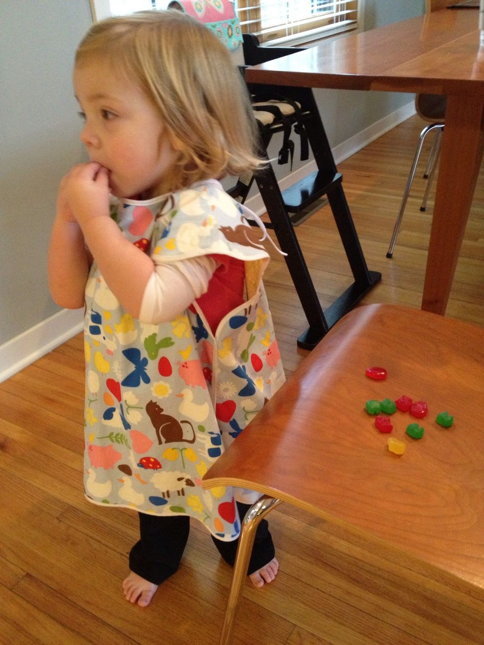 Give two year old snacks between colors.