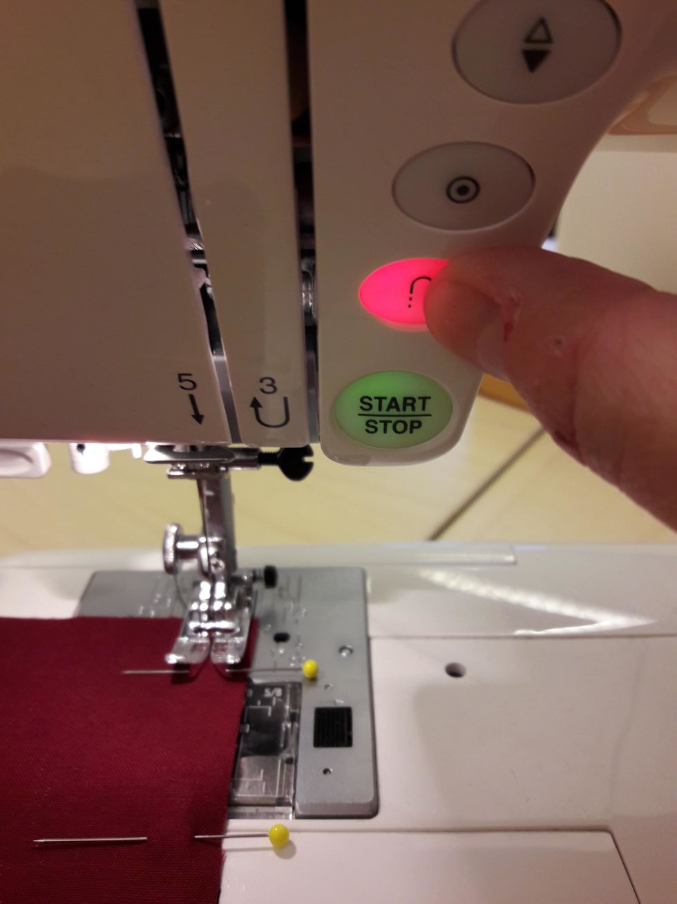 Gl\u00f6m inte att f\u00e4sta b\u00e5de i b\u00f6rjan och slutet genom att backa n\u00e5gra stygn. Du m\u00e5ste h\u00e5lla in knappen medan du backar.