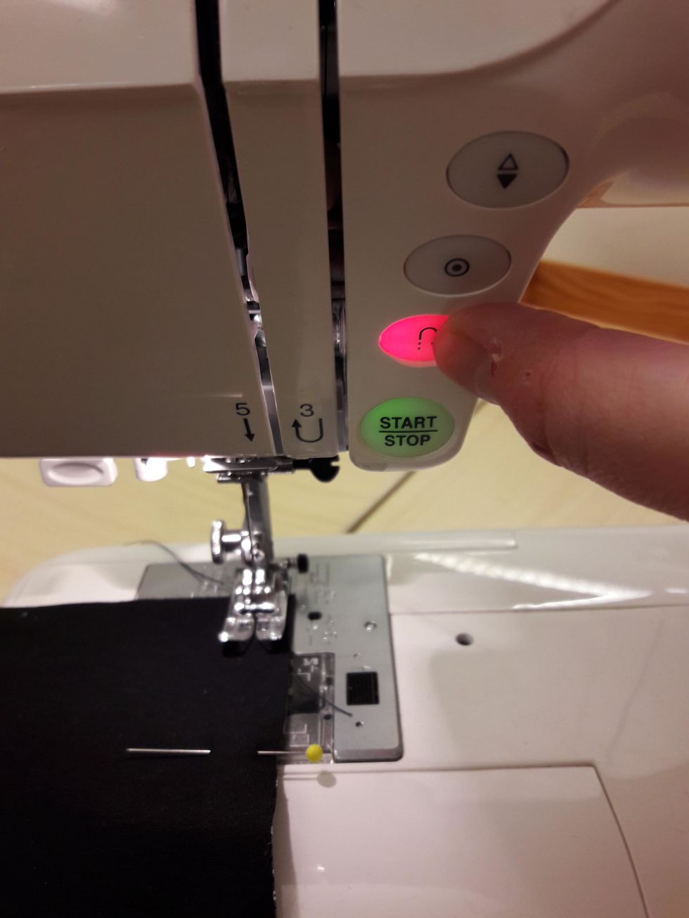 Gl\u00f6m inte att f\u00e4sta genom att backa n\u00e5gra stygn. H\u00e5ll knappen intryckt medan du trampar p\u00e5 fotpedalen.