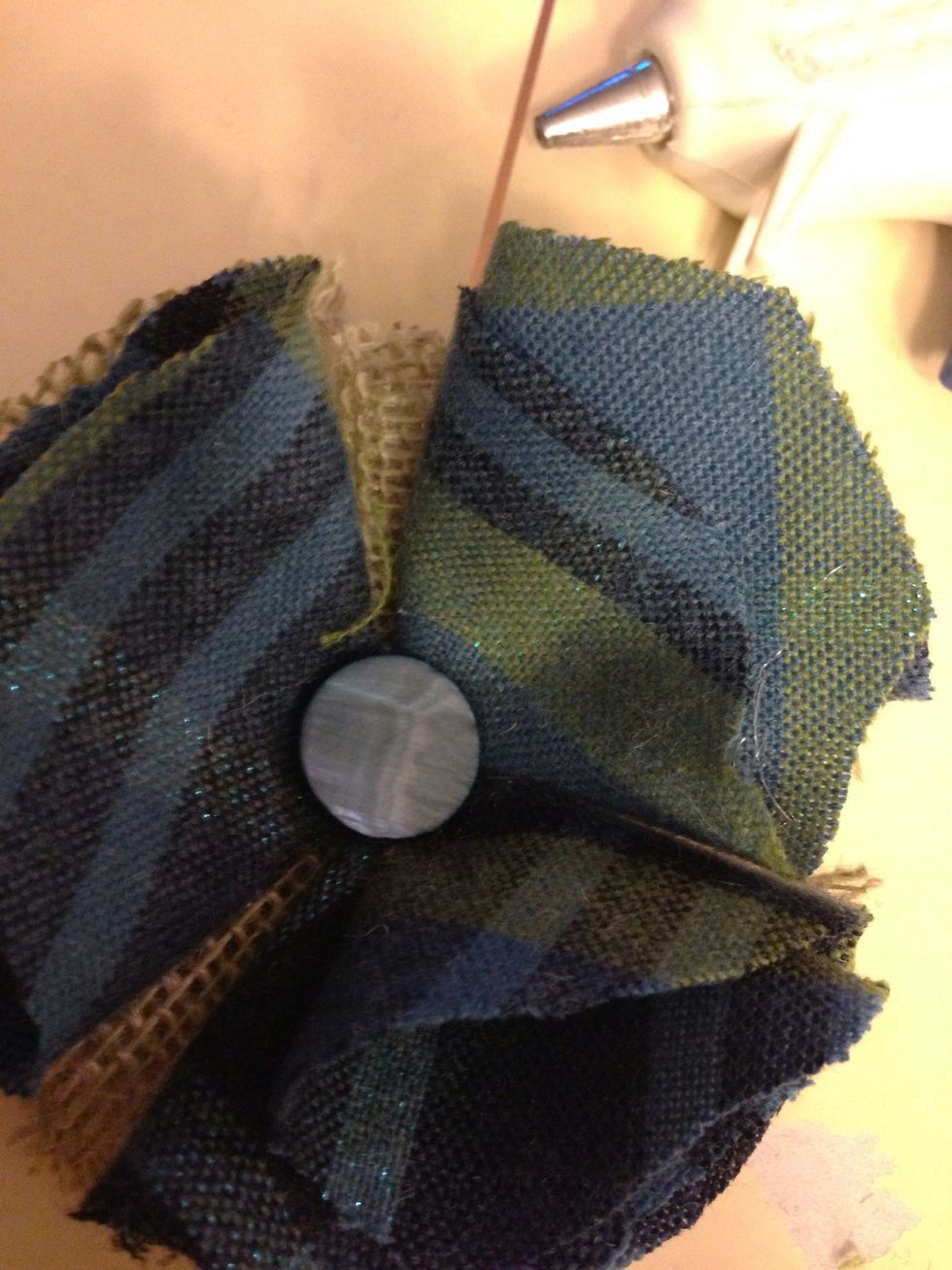 Glue a button in the very middle