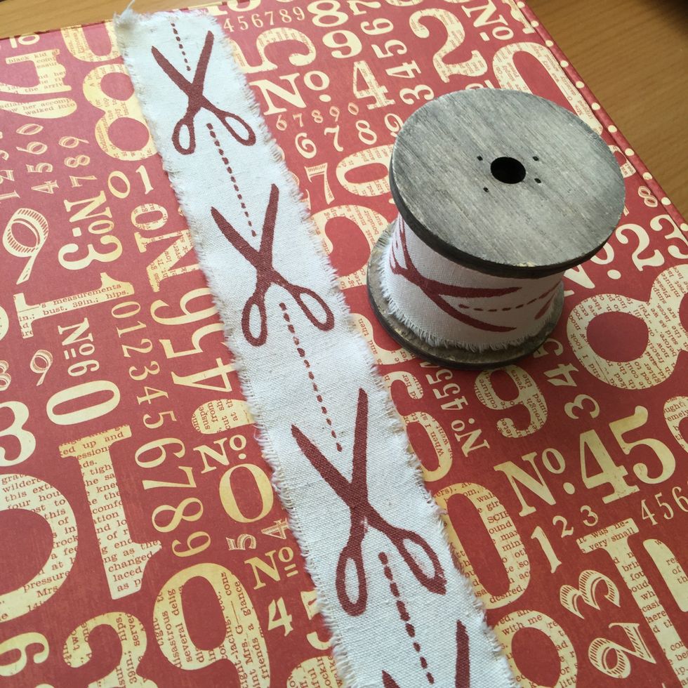 Glue a piece of ribbon in the middle of the cover box.