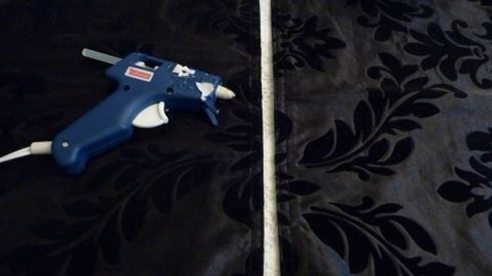 Glue both longest sides of your placemats together.