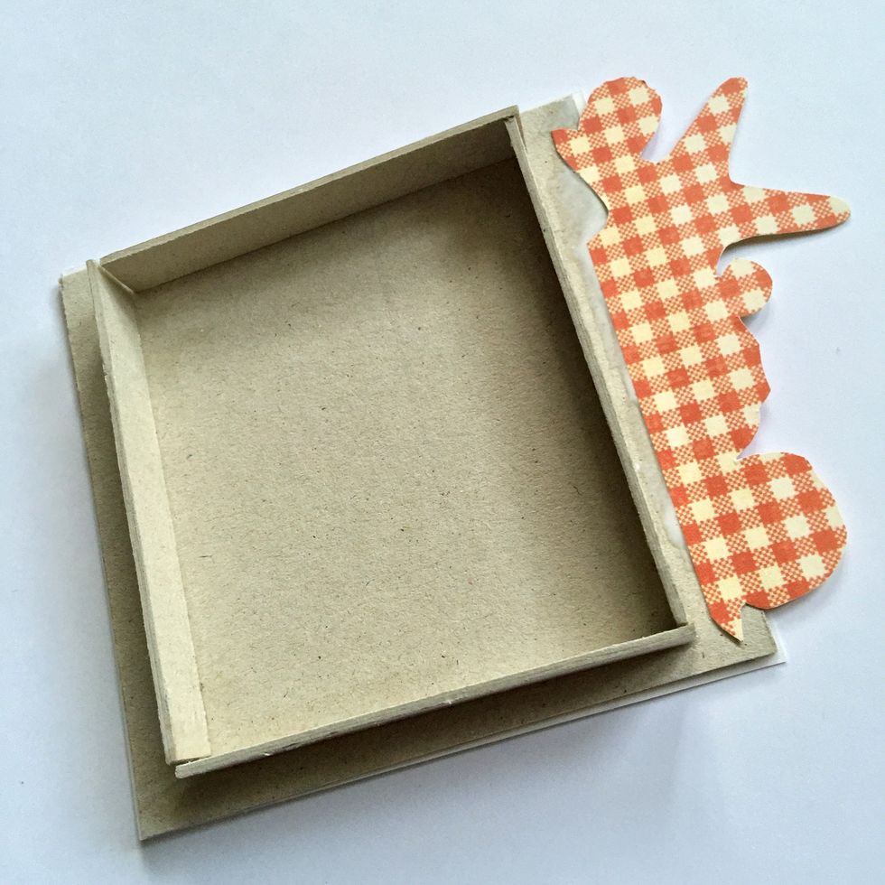 Glue elements on the upper side of the photo frame.