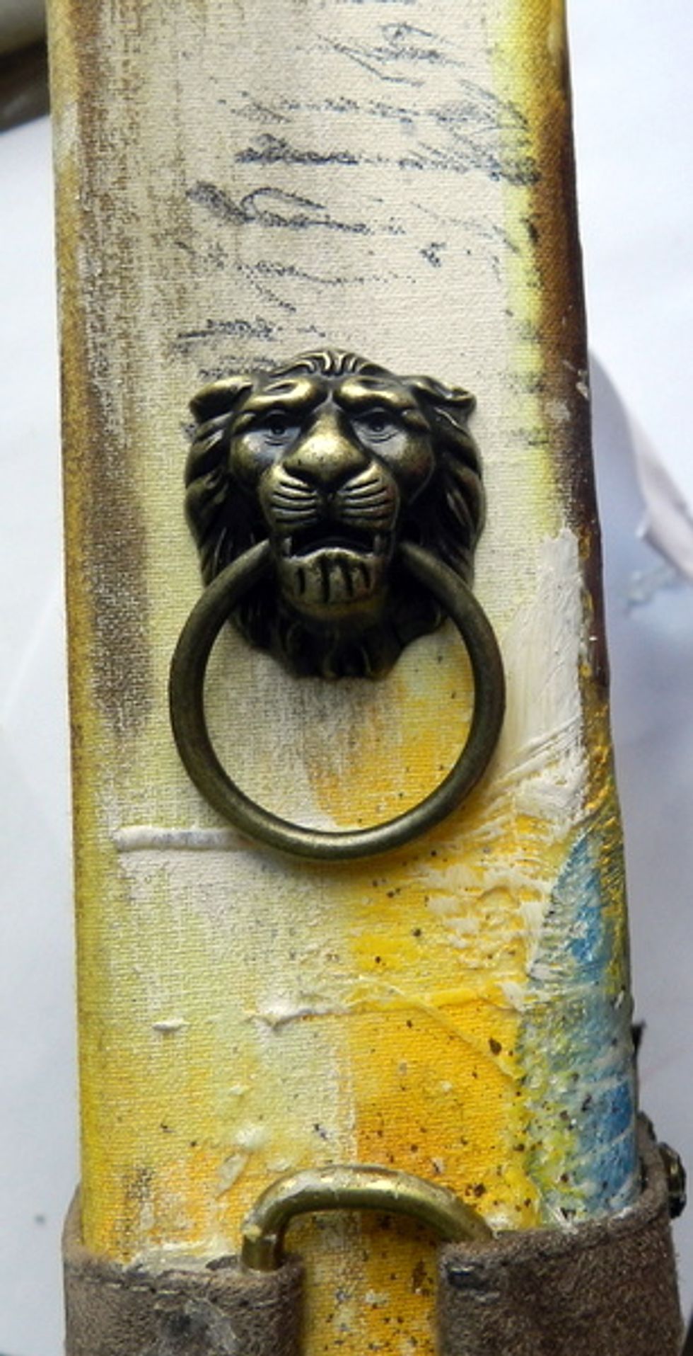 Glue G45 door knocker on the bump of the album..