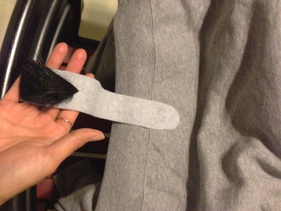 Glue on the butt of the sweater hah and glue the tail bushy End. The tail is done :)
