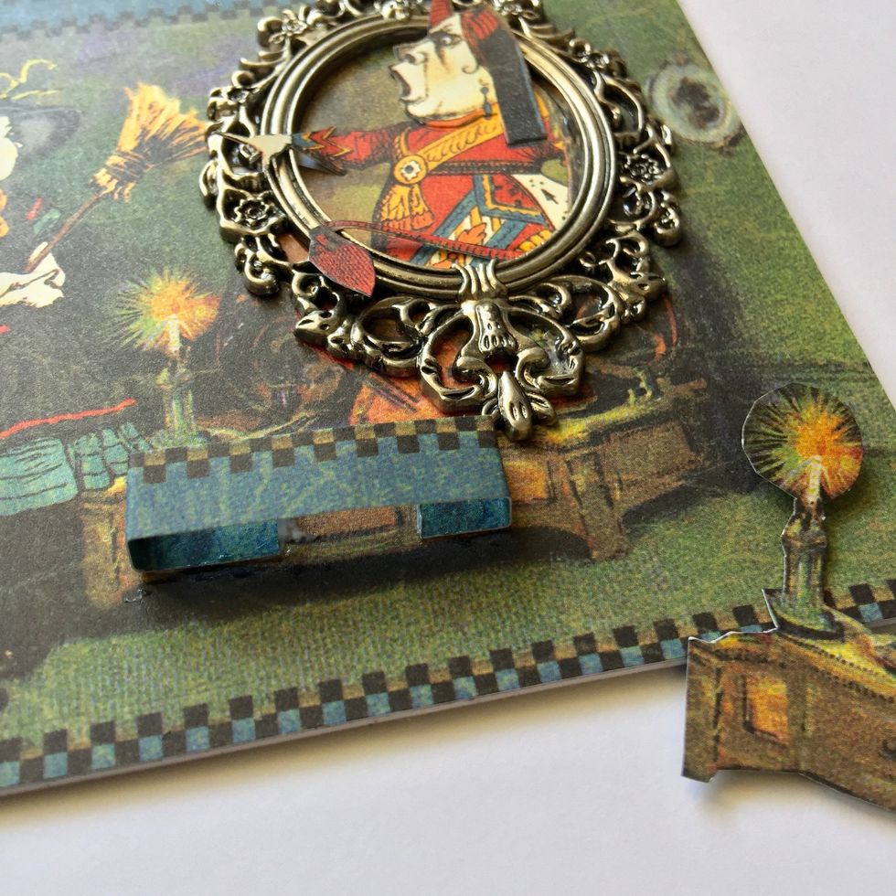 Glue queen's tail and the piece for the furniture.