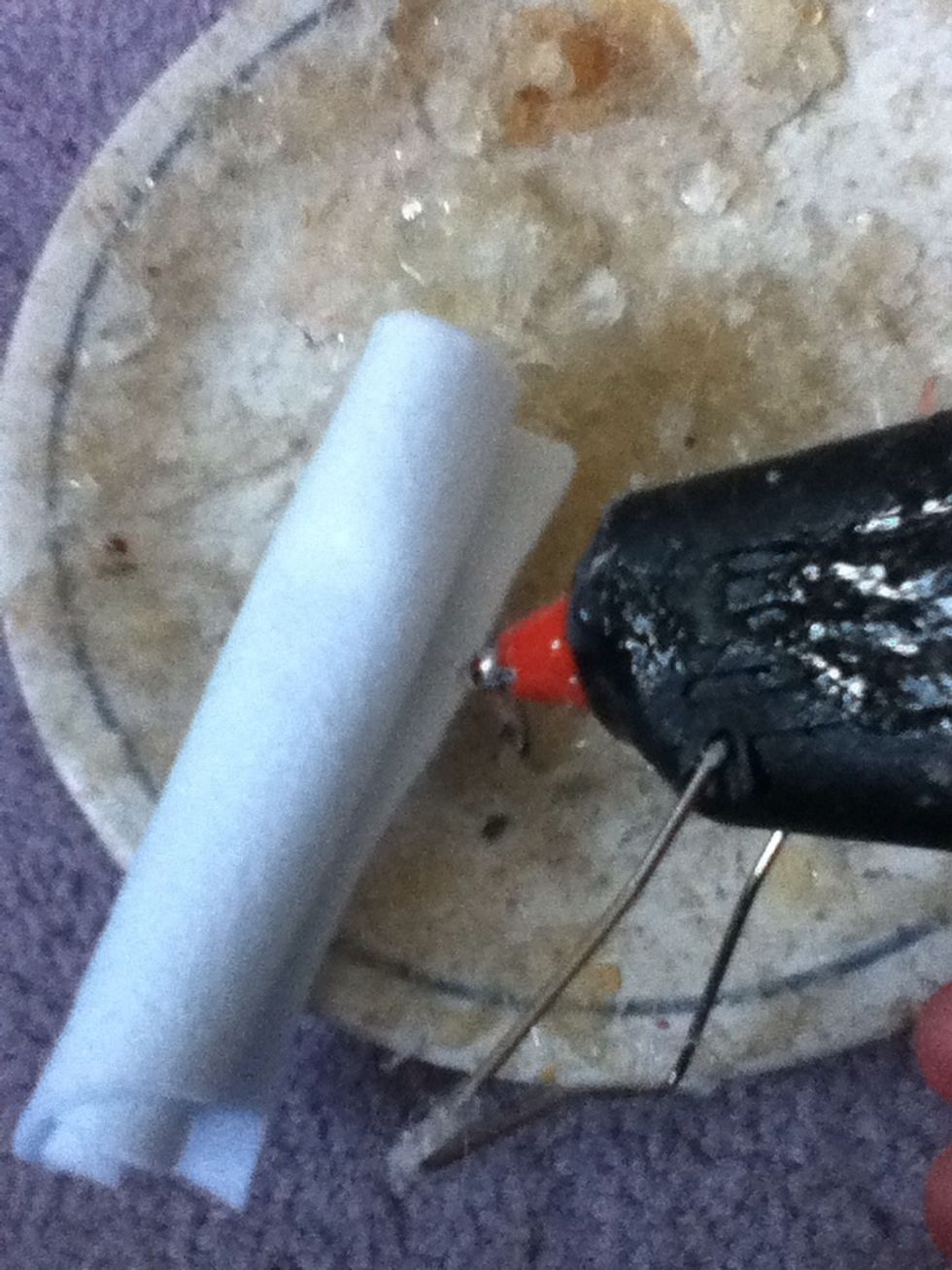 Glue the end of the strip to keep the roll secure.