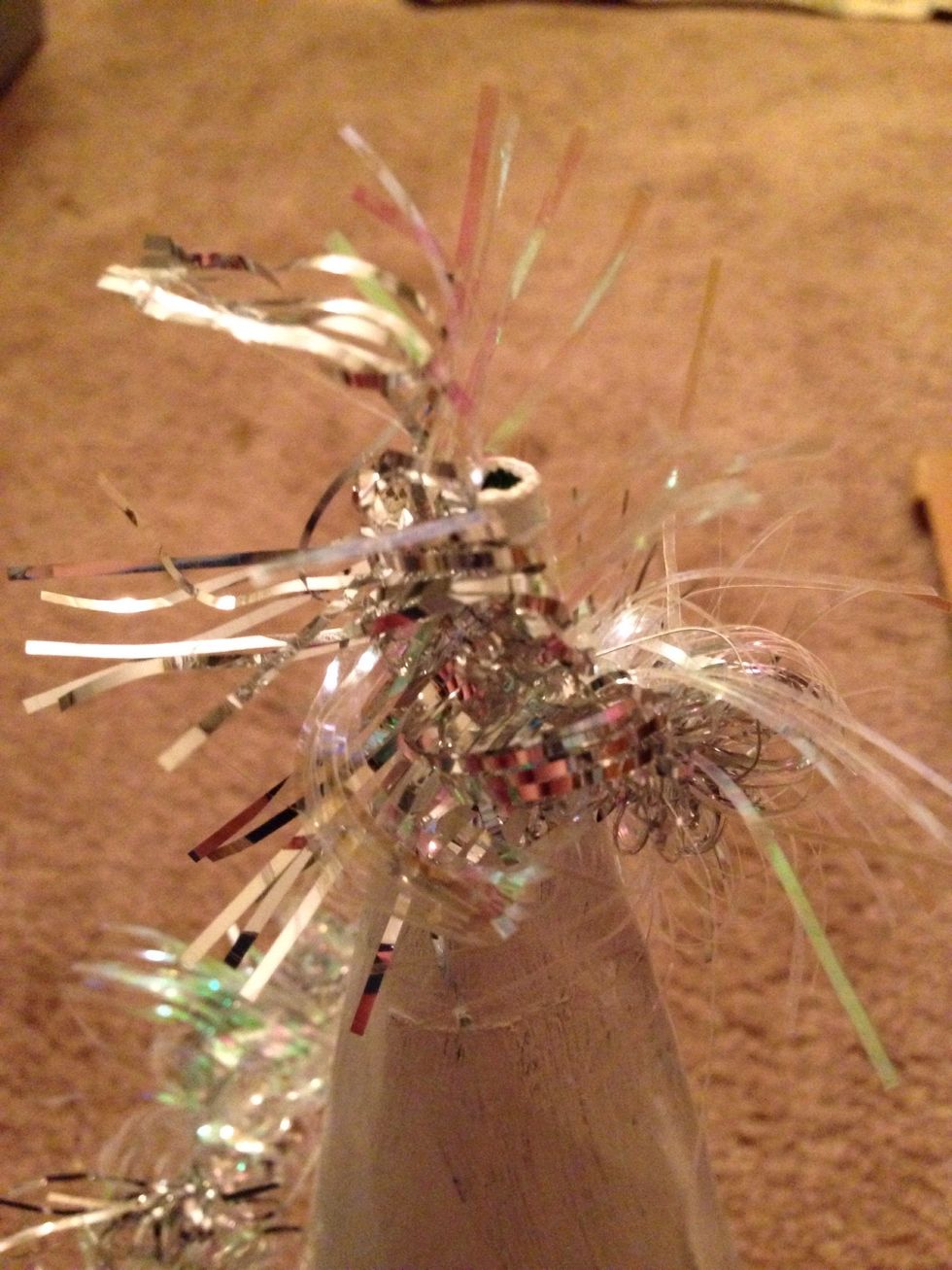 Glue the end piece of the garland at an angle at the tip of the cone