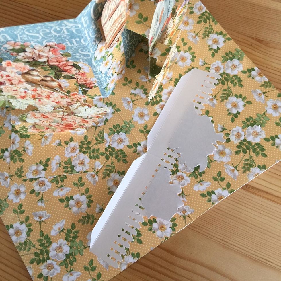 Glue the fence. First one tab, then the other one as we made in the main piece.