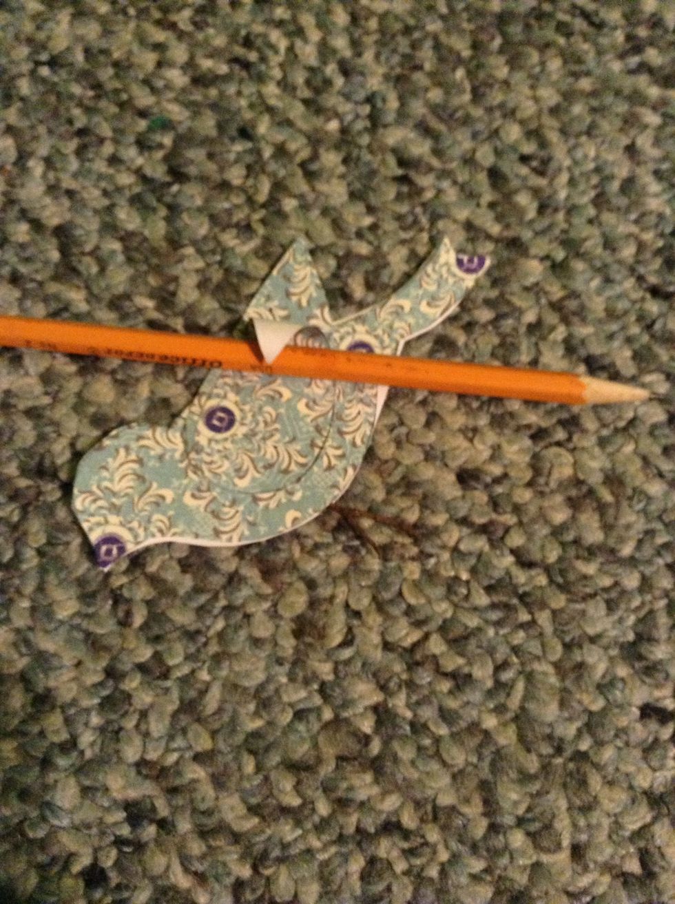 Glue the medium wing to the big one and curl it with the pencil.