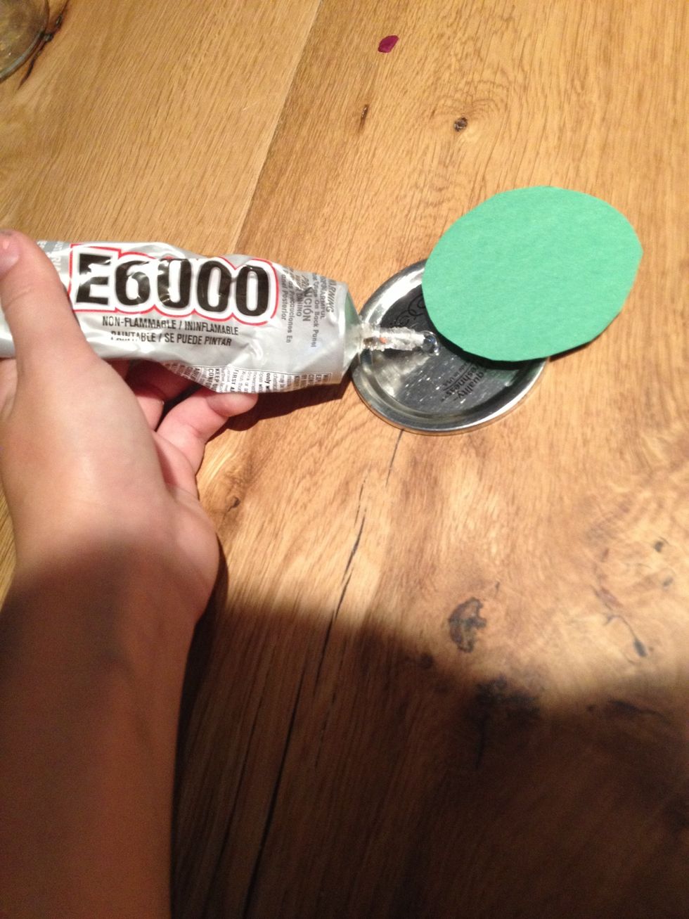 Glue the paper on the lid