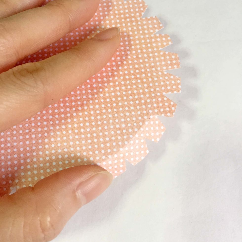 Glue the pattern paper down onto the top of the lid. The steps are the same as Step 14-22.