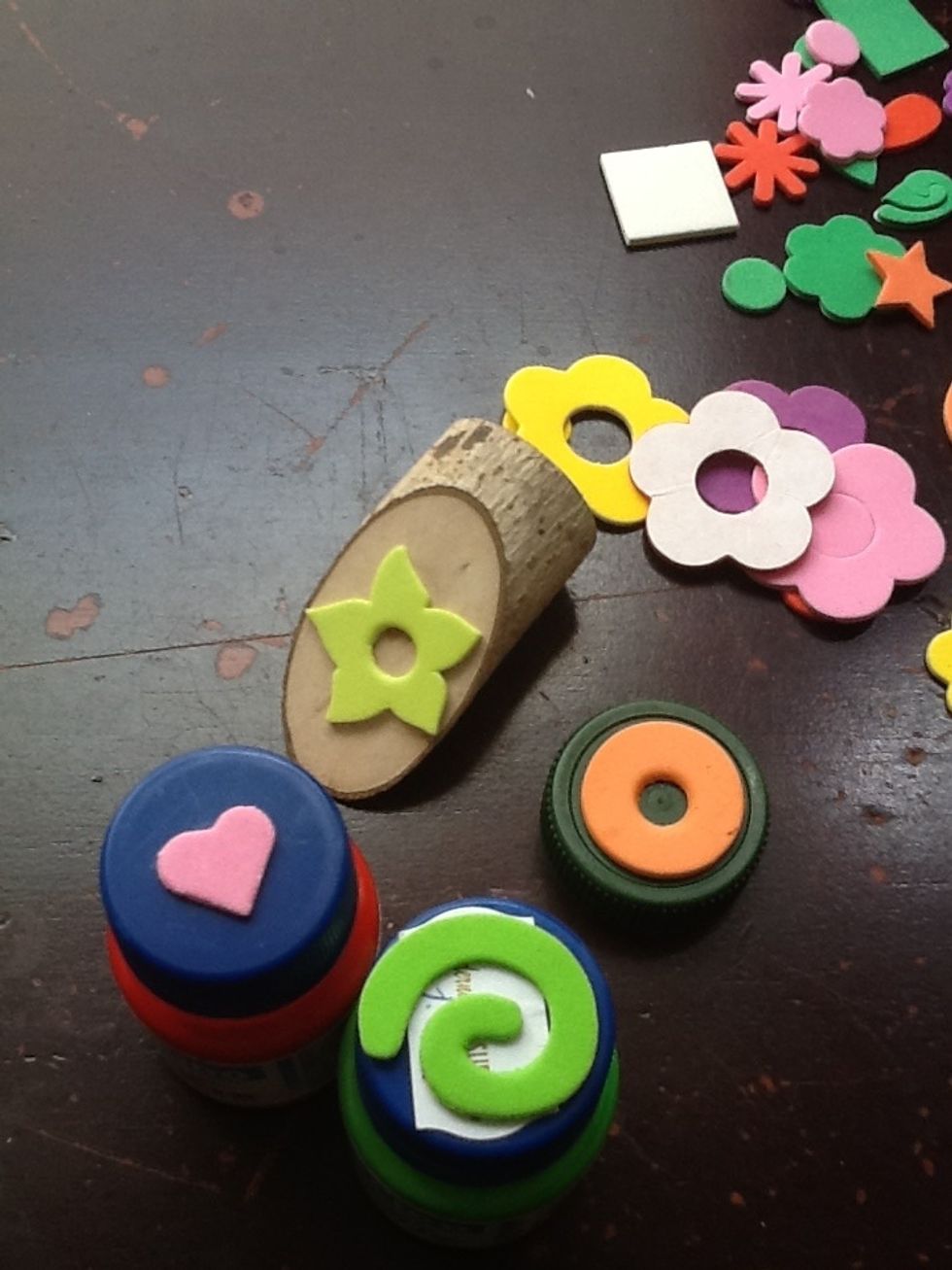 Glue the stickers to the botle caps / pega las calcomanias en las tapas u otros objetos adecuados