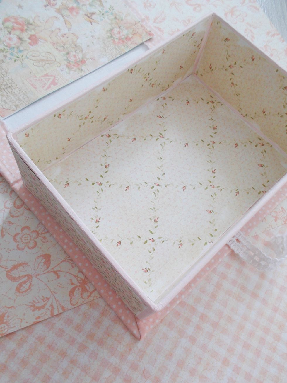 Glue up the box to the cover on the bottom side and on the sidewall.