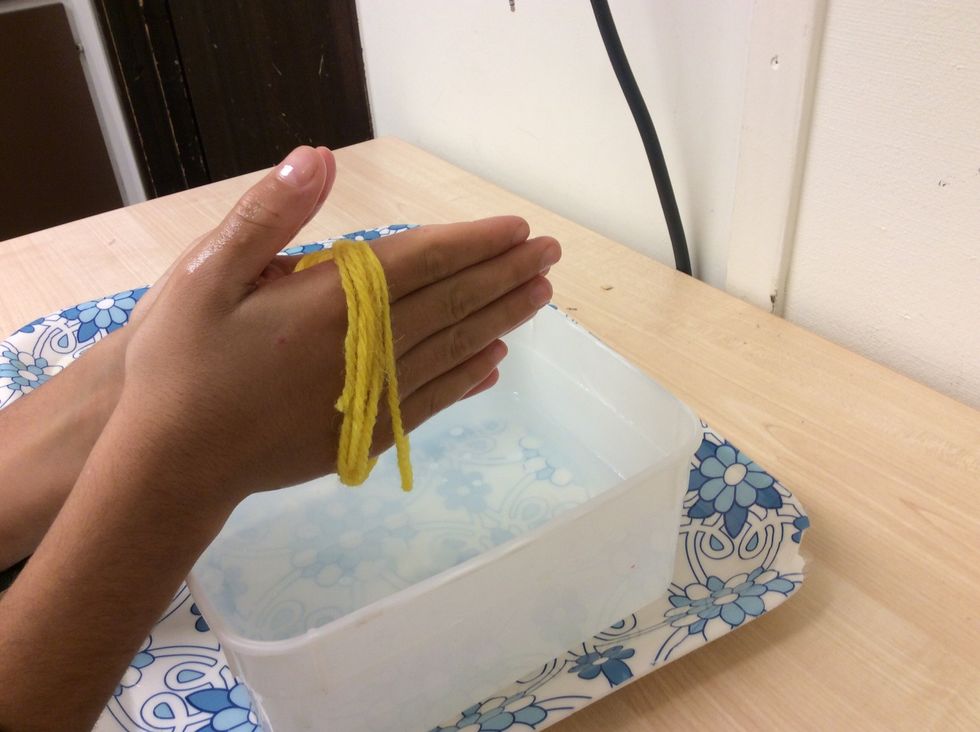 Gnugga sedan garnet mellan h\u00e4nderna. Det \u00e4r klart n\u00e4r det blivit en tjock tr\u00e5d