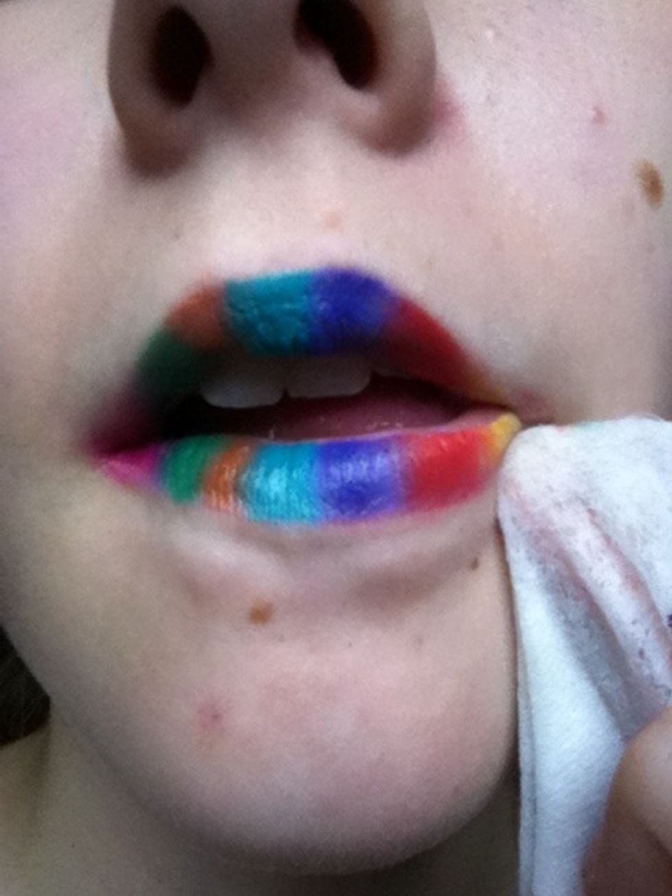 Go around the edge of the lips with a wipe to clean up the sides.