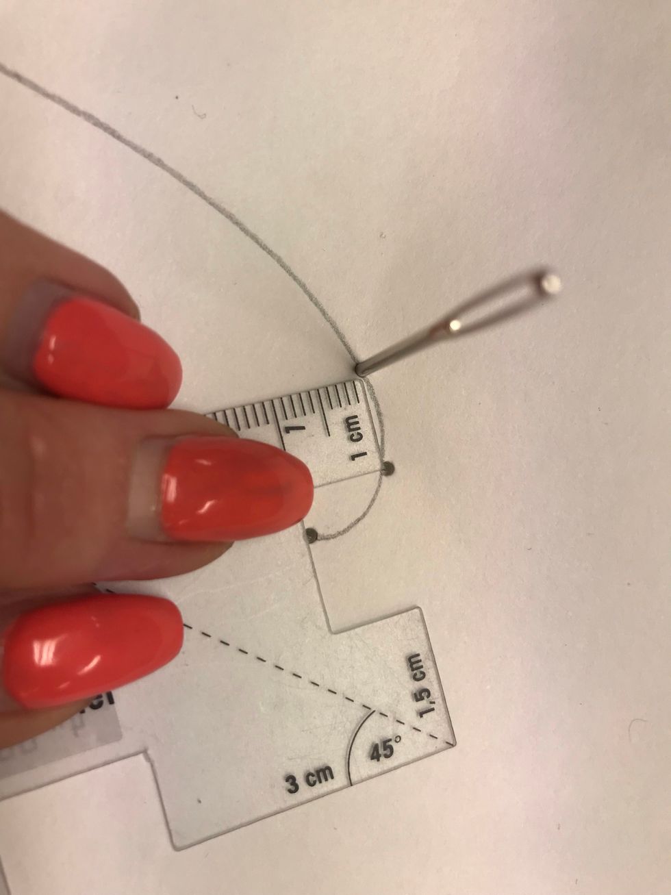 Go\u0308r ha\u030al med en broderina\u030al med spets med 1 cm mellanrum pa\u030a linjerna. Anva\u0308nd till exempel linjal, ma\u030attband eller en pfiffikus. Ha syntetvadd under fo\u0308r att kunna go\u0308ra ha\u030al.