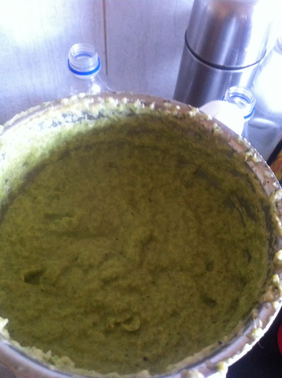 Gooyee green paste, this is mainly because of the coriander