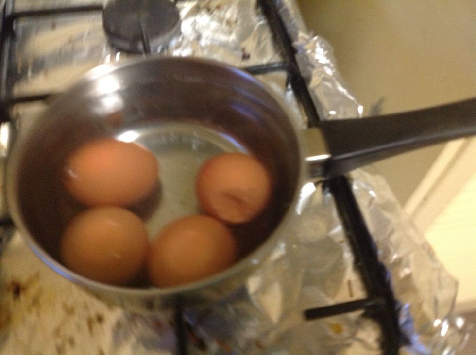 Grab 4-6 eggs, place them in the small pot, fill the water level to 2/3 and wait 5-10 minutes