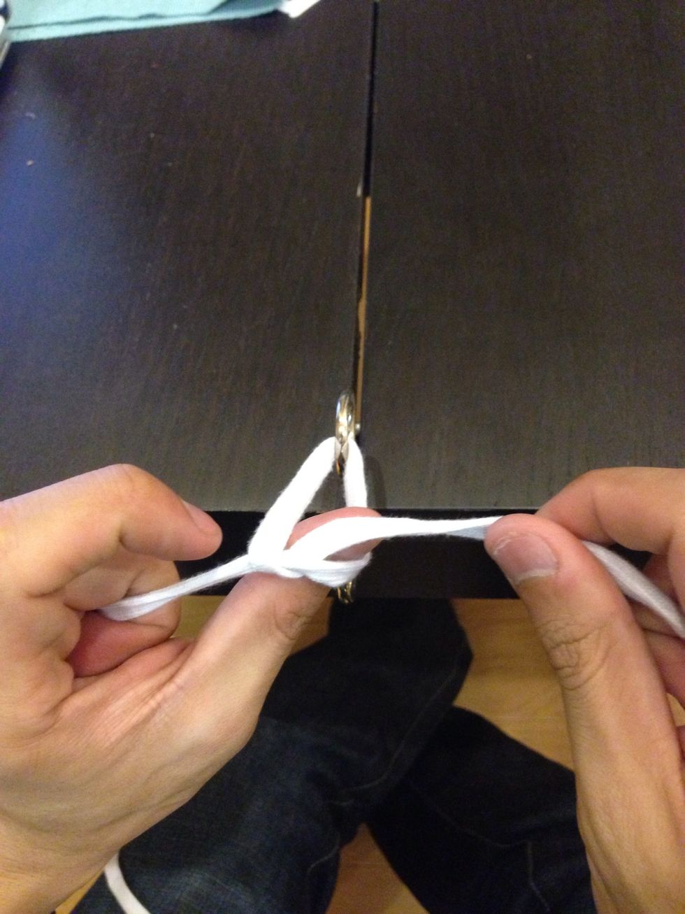 Grab the free end of the suture with your non-throwing hand. Note that the knot is "flat". If it doesn't lie flat, your probably started this tie with your thumb while holding the string on "top".